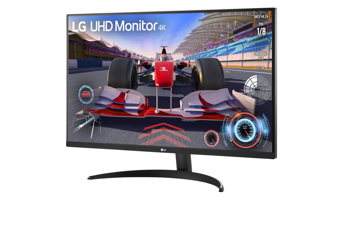 LG 32UR500K-W Monitor előlnézetben enyhén balra fordítva, talpon. A képernyőn forma 1 szimulátor és lg uhd logó.