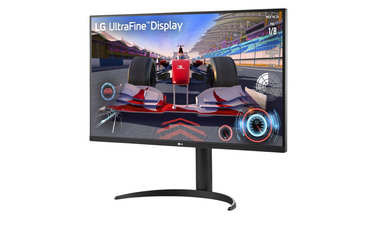 LG 32UR550K-W Monitor előlnézetben enyhén balra fordítva, talpon. A képernyőn forma 1 szimulátor és lg uhd logó.
