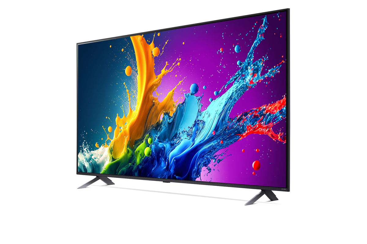 LG 43QNED80T3A televízió előlnézetben talpon, enyhén balra fordítva.