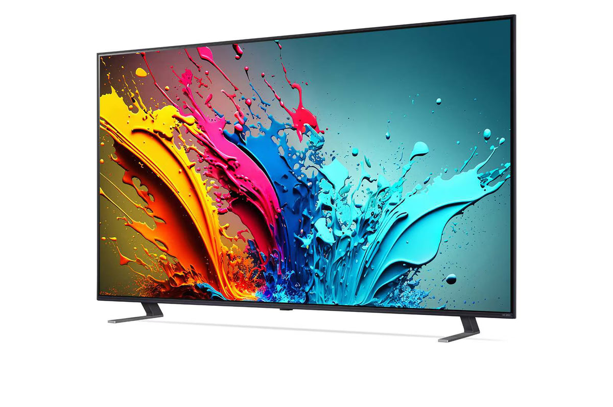 LG QNED85T3A televízió előlnézetben talpon, enyhén balra fordítva.